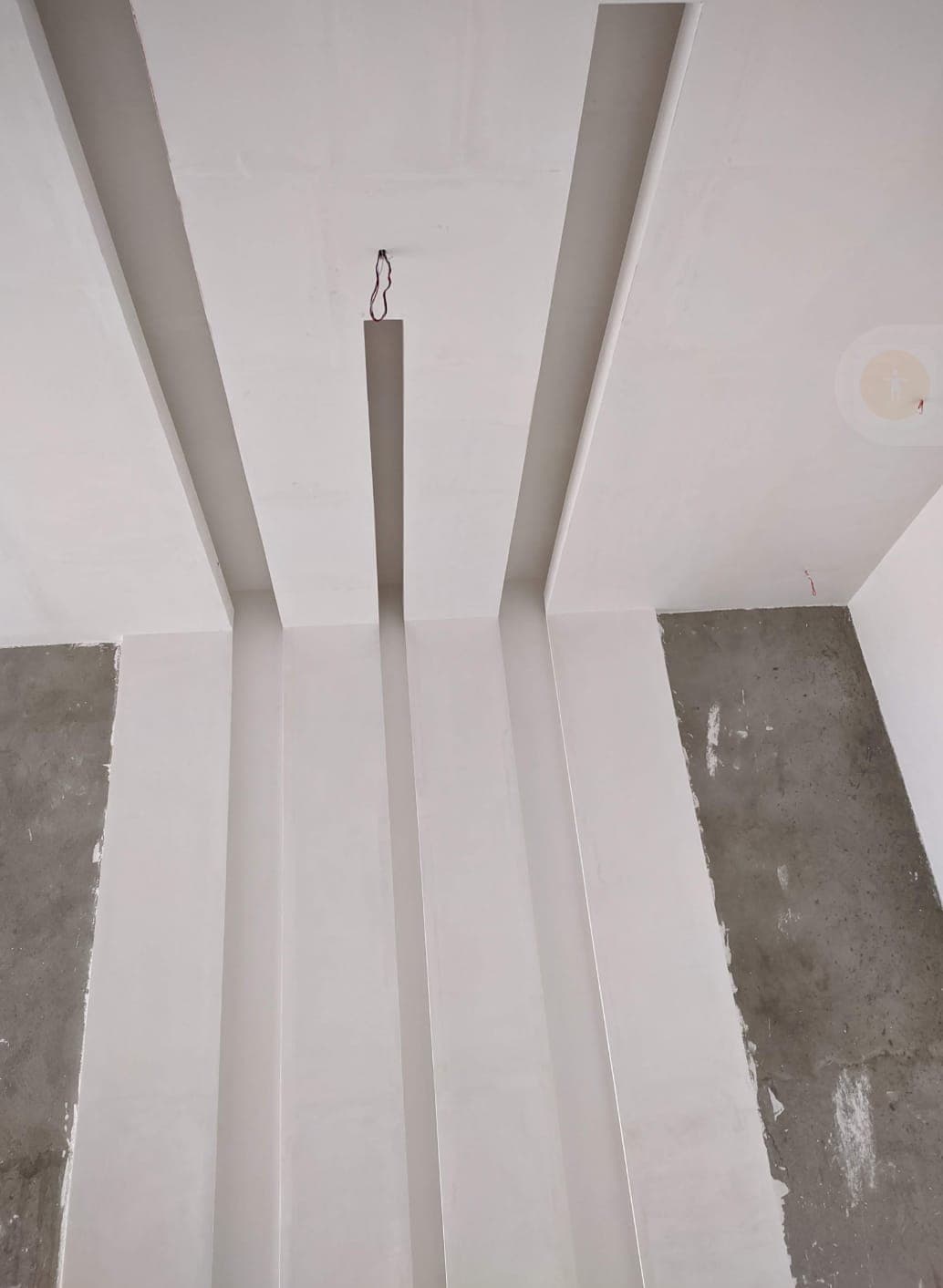 Forro liso com rasgo de luz na parede e teto